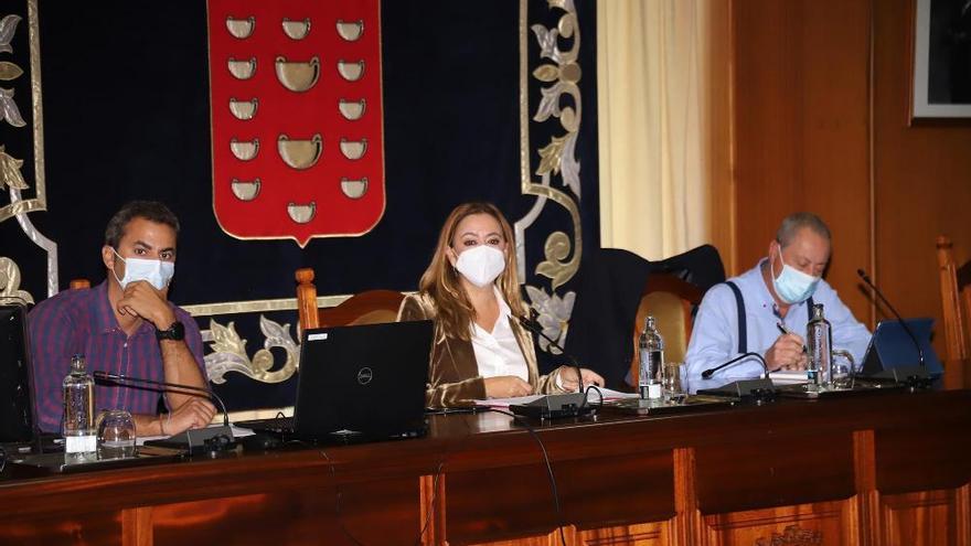 María Dolores Corujo y Juan Manuel Sosa (d) en el pleno del Cabildo de Lanzarote.