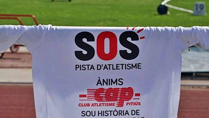 Una camiseta de apoyo al CA Pitiús y las pistas de Can Misses.  | CA PITIÚS