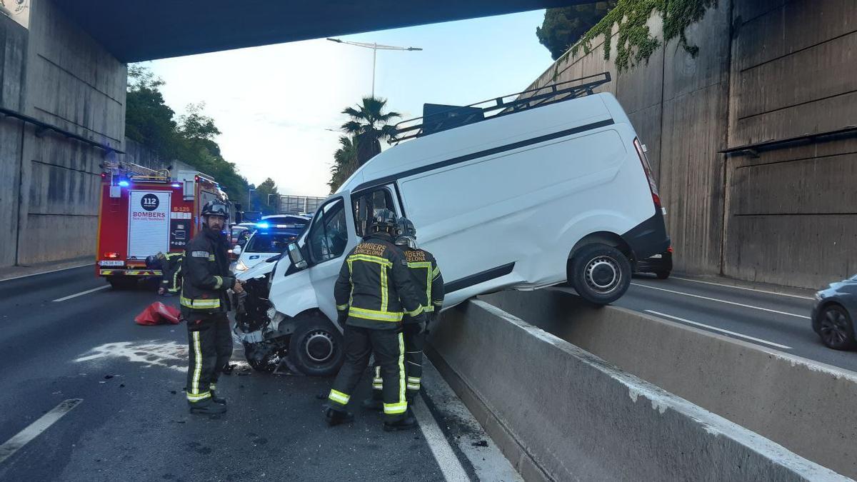 Col·lapse a la Ronda de Dalt per l’accident d’una furgoneta