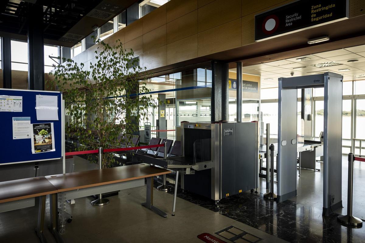 En imágenes | Este es el estado actual del aeropuerto Huesca-Pirineos, el menos utilizado de España