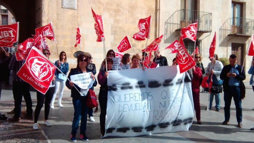 Protesta por la no subrogación de las empleadas de limpieza del Servef