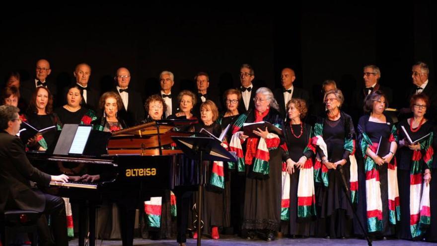 El coro Amigos de la Ópera en el recital. | E. F.