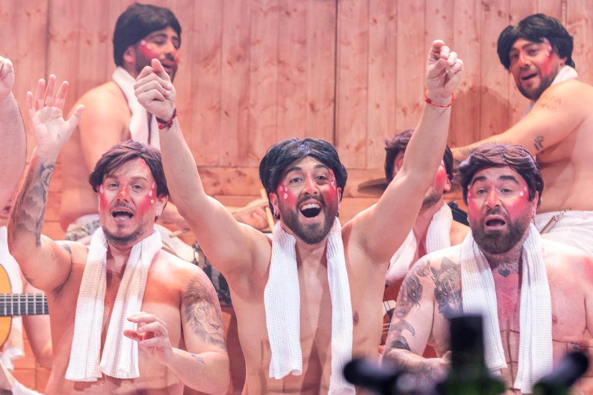 Desde el interior de la sauna llegó la murga 'Los ahumaos'.