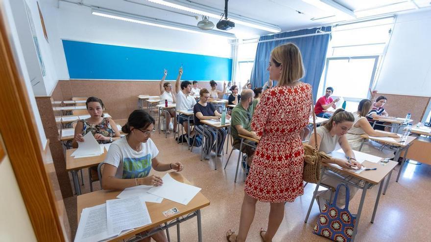 Lluvia de quejas de profesores de instituto de Alicante por el bloqueo de Educación para adjudicarles un destino definitivo