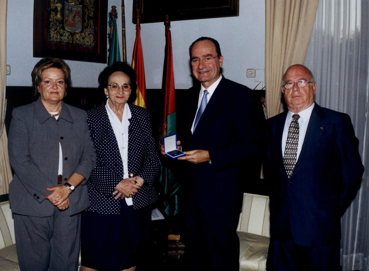 En 2001 con el alcalde de Málaga y María Luisa Ruy-Díaz Alfonso.