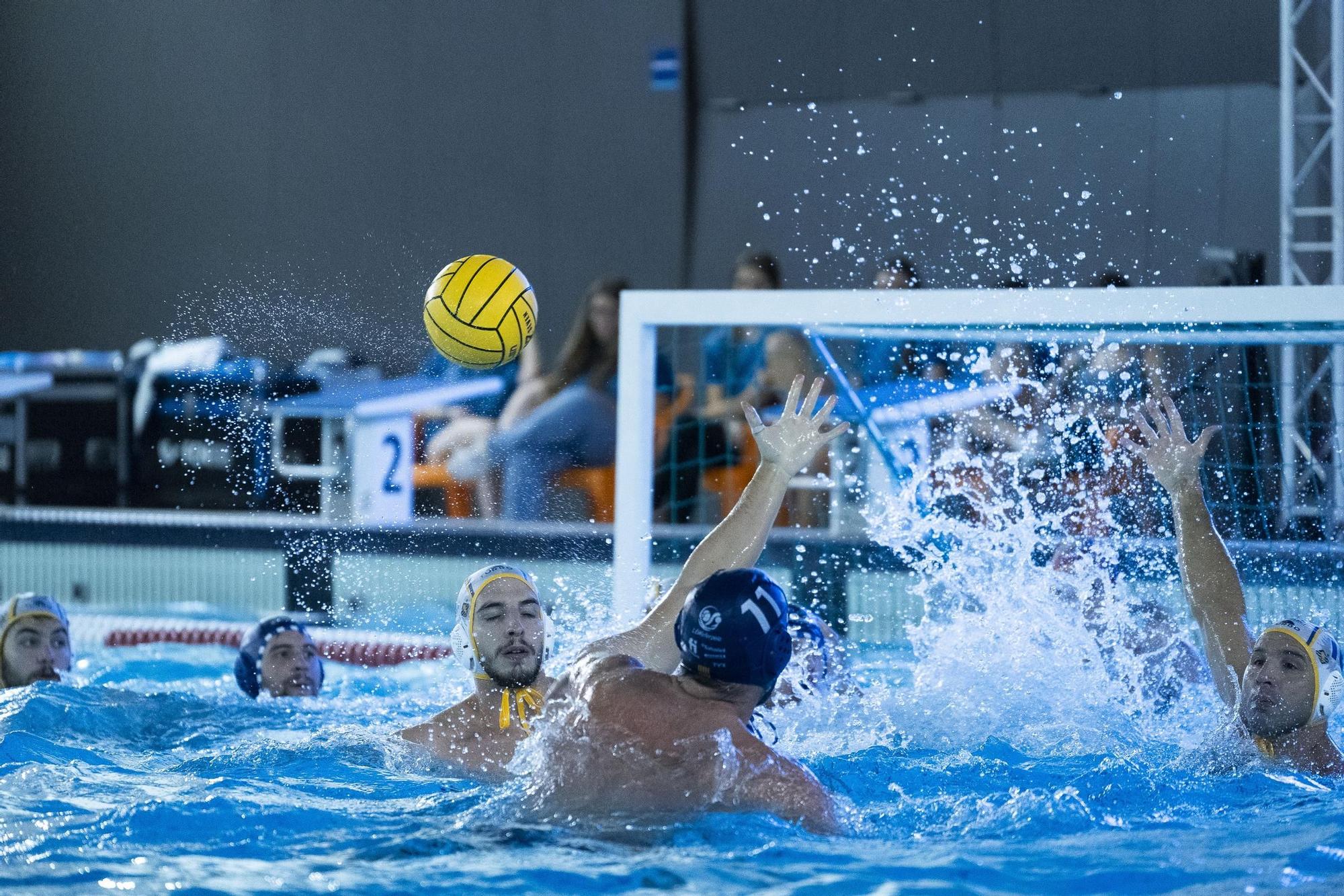 Imatges de la final de la Copa Catalunya de waterpolo entre l'Atlètic Barceloneta i el CN Sabadell