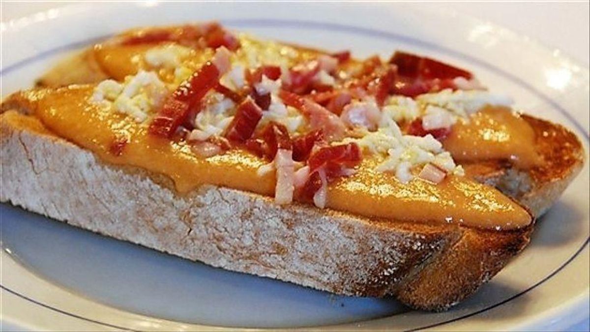 Tostada con salmorejo de El Capataz.