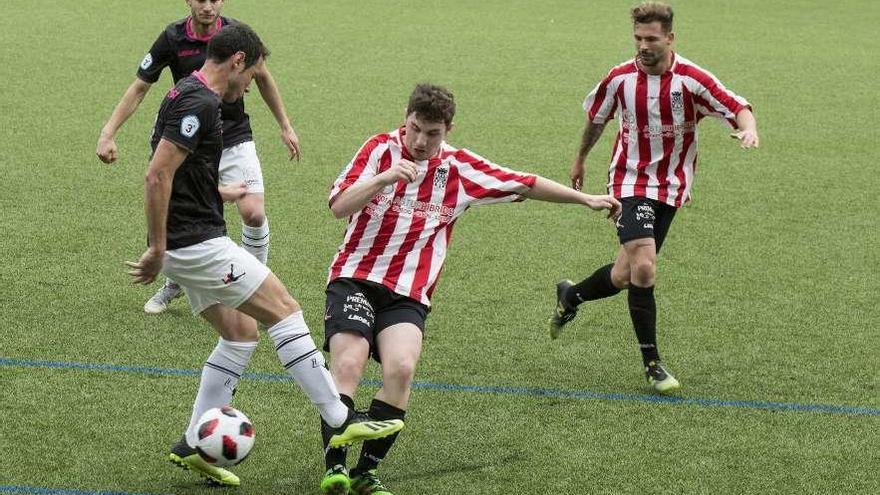 Piniella, a la izquierda, lucha por un balón con Mundaka, del Siero.