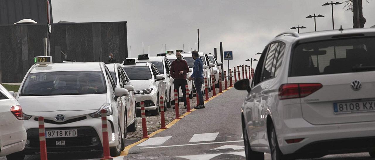 La nueva parada de taxis  de Consultas Externas del HUCA. | Miki López