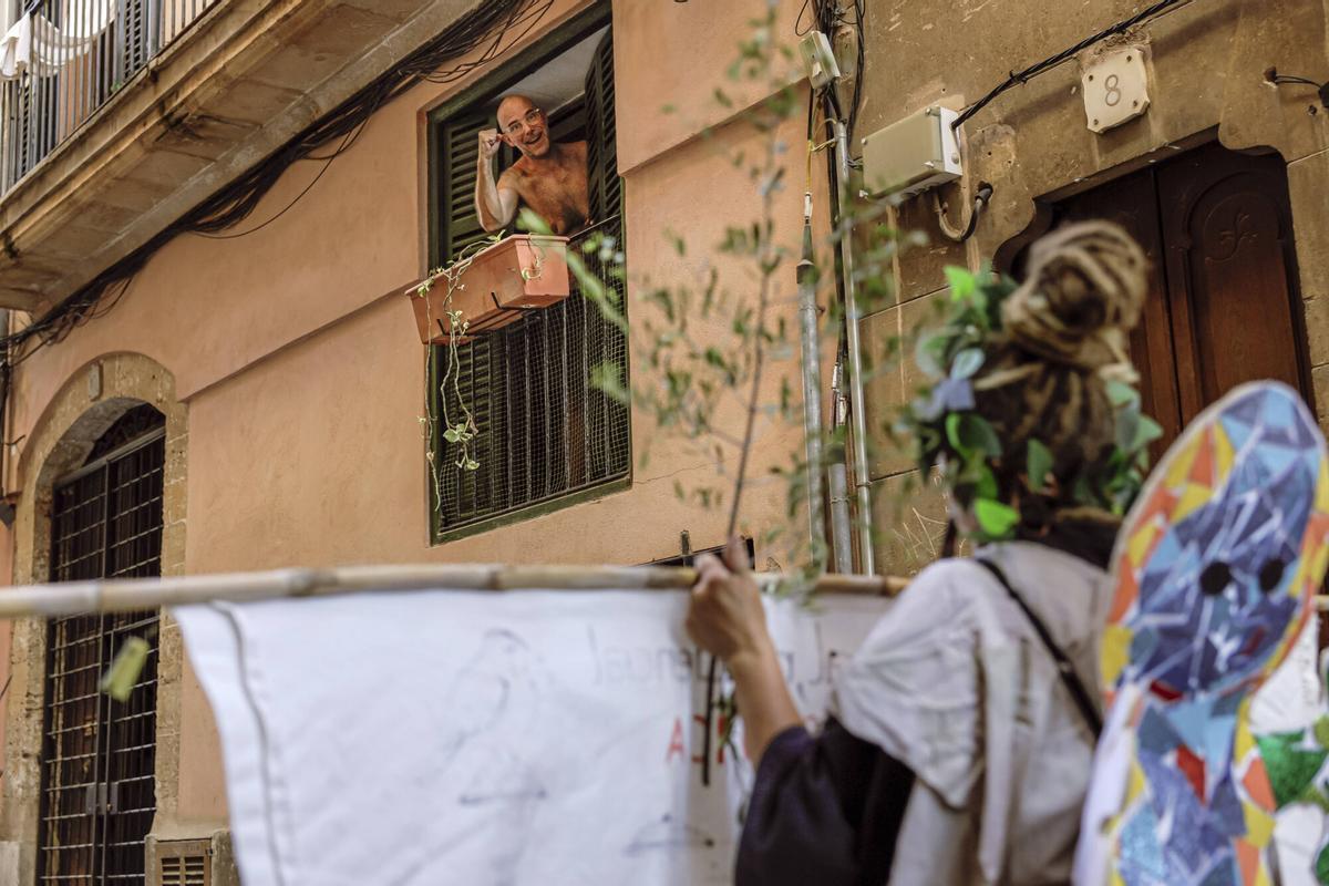Vecinos de la Calatrava y Canamunt, muchos vestidos de verde y con ramas de árboles, se unen durante sus cercavilas para homenajear a los bellasombras talados en la plaza Llorenç Villalonga.