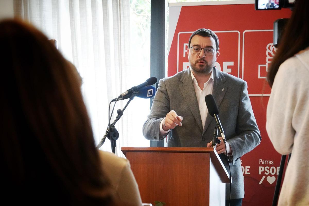 Adrián Barbón durante la comida organizada por el PSOE de Parres, en Arriondas.
