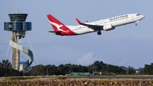 FILE - A Qantas Boeing 737 passenger plane takes off from Sydney Airport, Australia, on Sept. 5, 2022. Qantas Airways agreed to pay 120 million Australian dollars ($79 million) in compensation and fines for selling tickets on thousands of cancelled flights, the airline and Australia’s consumer watchdog said on Monday, May 6, 2024. (AP Photo/Mark Baker, File) / FILE PHOTO
