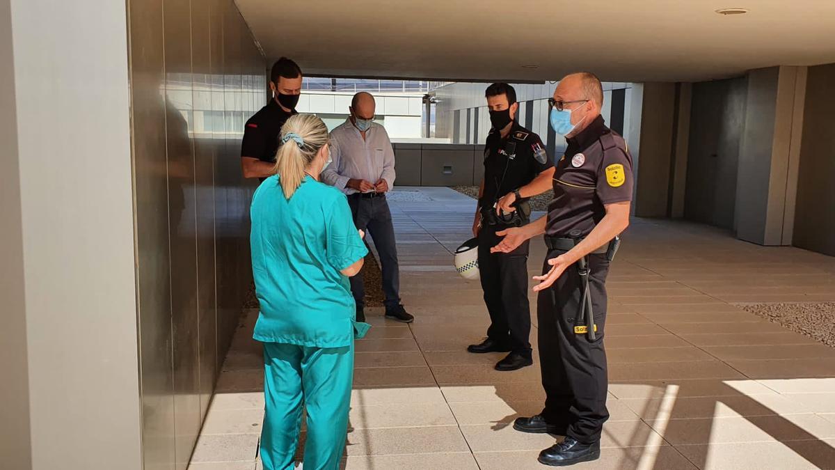 Agentes y trabajadores del hospital, esta mañana.