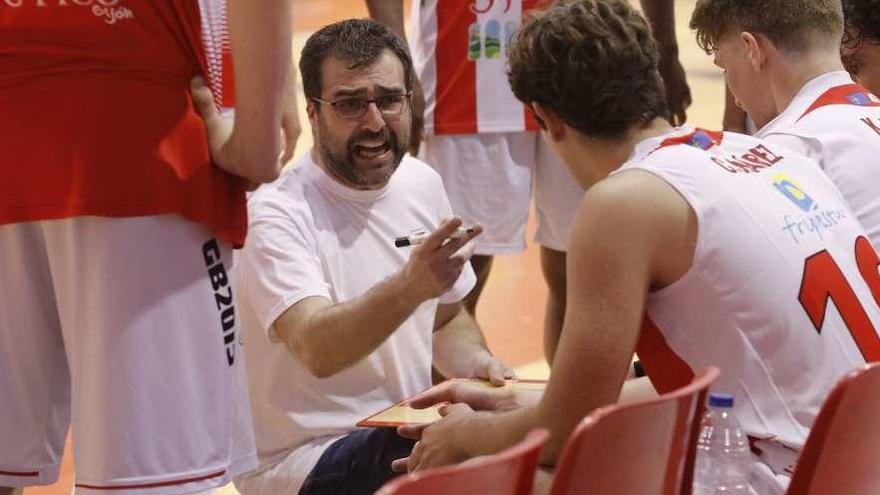 Fran Sánchez da instrucciones a sus jugadores durante un tiempo muerto.