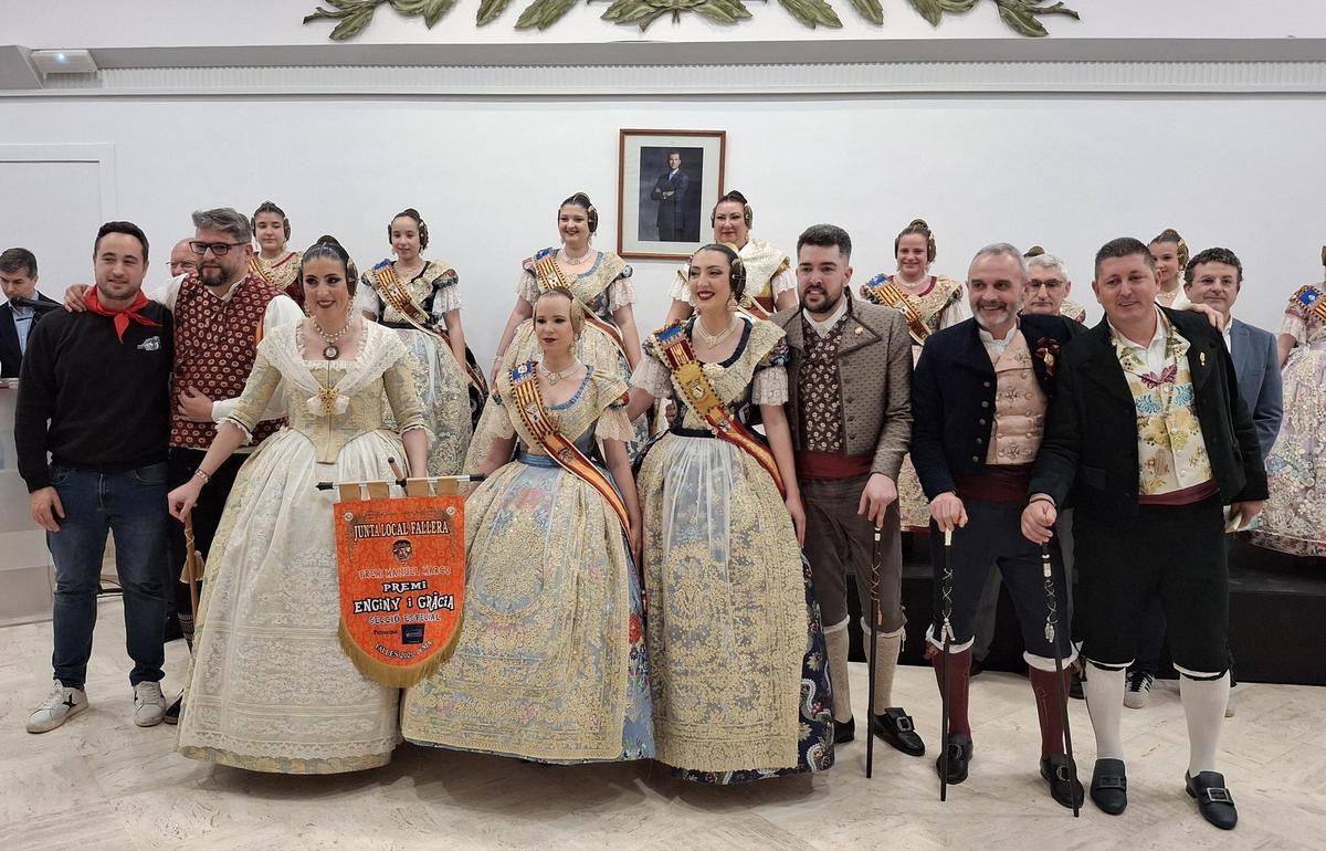 Los representantes de Baix la Mar junto a la fallera mayor de Dénia, Carla Puerto