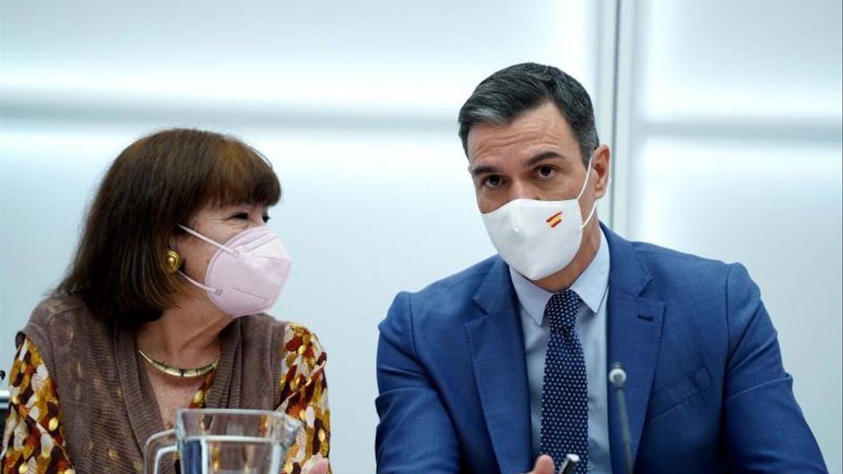 El secretario general del PSOE y presidente del Gobierno, Pedro Sánchez, conversa con la presidenta del partido, Cristina Narbona.