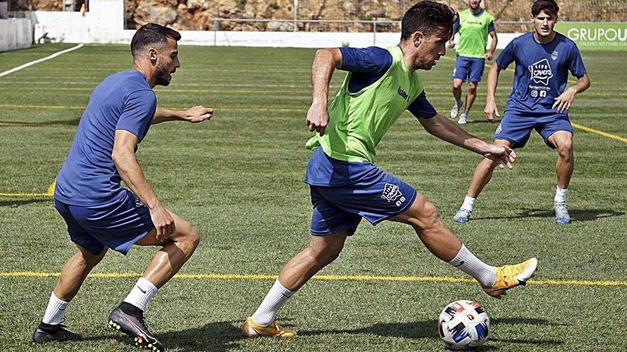 El extremo Javi Serra conduce el balón en un entrenamiento con el Atzeneta UE.