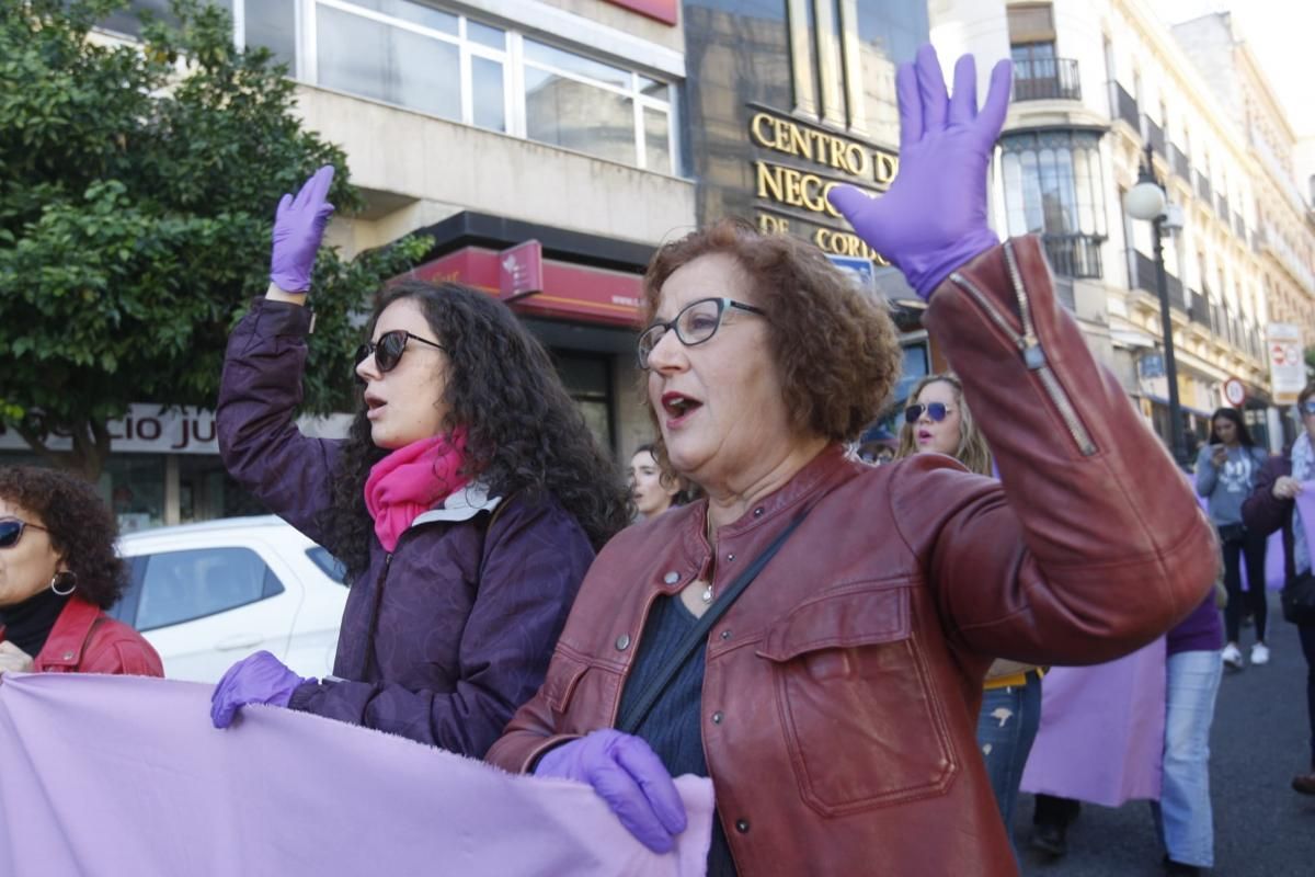 Multitudinaria manifestación contra la violencia hacia la mujeres