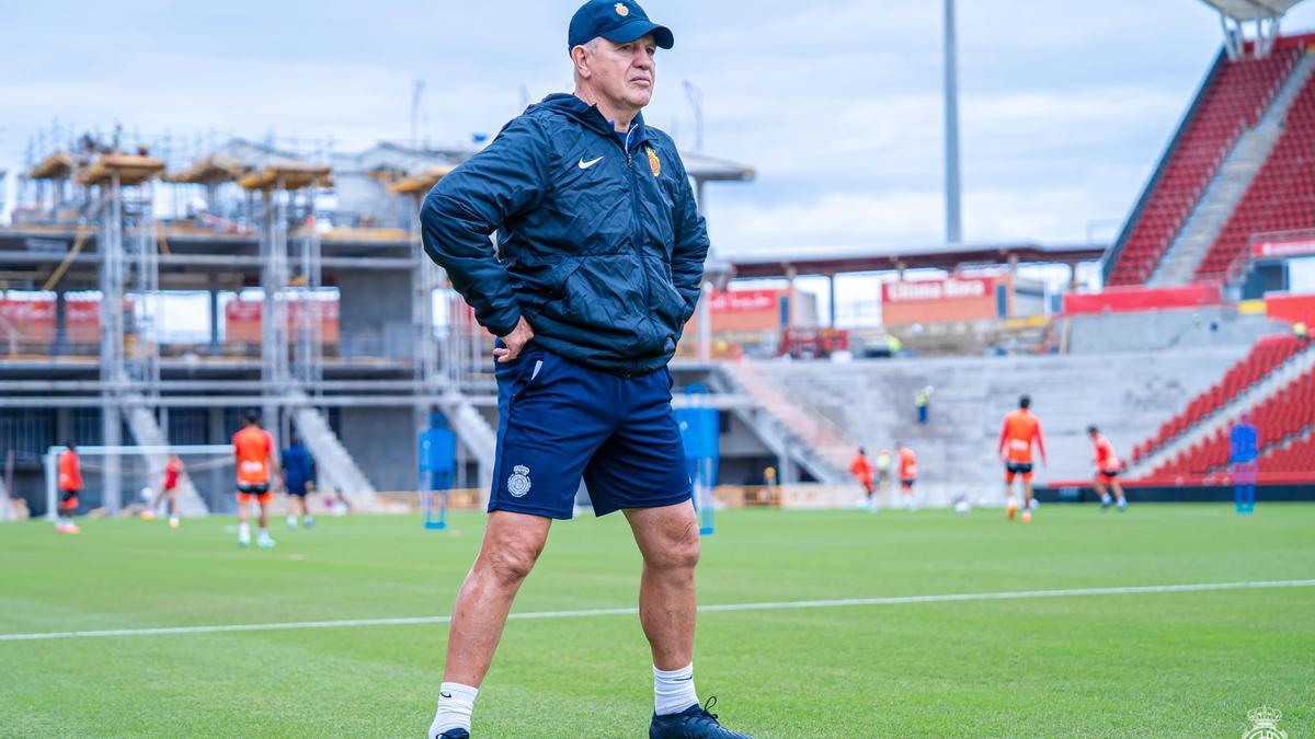 Javier Aguirre, durante un entrenamiento en Son Moix.