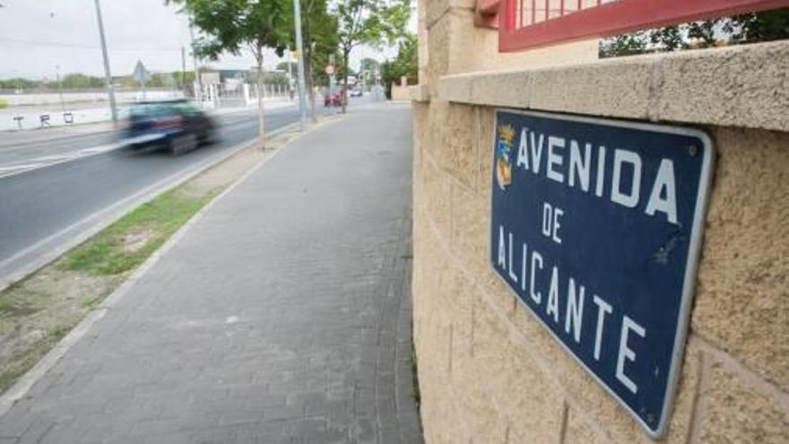 En la actualidad, los viales de Sant Joan d&#039;Alacant presentan placas escritas en castellano en uno de los extremos de la calle y en valenciano en el otro.