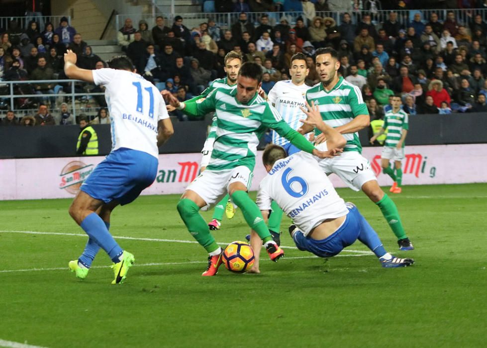 Las imágenes del derbi andaluz en La Rosaleda, que estuvo precedido de un minuto de silencio en memoria de Pablo Ráez. Sobre el césped, el conjunto bético remontó un choque en el que el Málaga CF no estuvo bien.