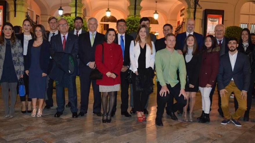 Varios de los premiados, con las autoridades presentes en la gala.