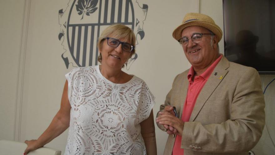 Salutació entre alcaldes capmanyencs a la casa  de la Vila de Figueres