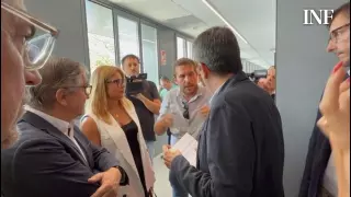 Protestas y gritos de "dimisión" a la llegada de Mazón a Petrer en su visital al IES Azorín