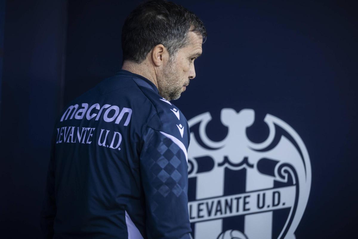 Rueda de prensa del mister del Levante UD Luis Castro previa al derbi ante el Valencia CF