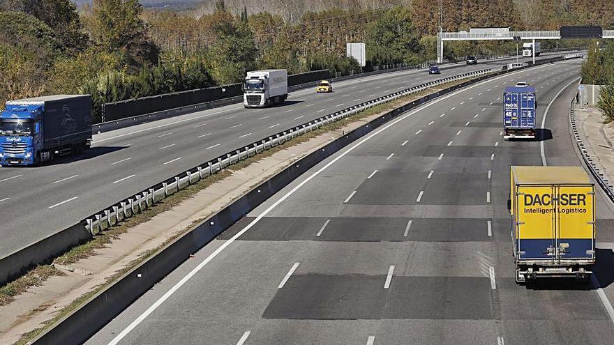 Circulació de camions per l’AP-7, en una foto d’arxiu.  | ANIOL RESCLOSA