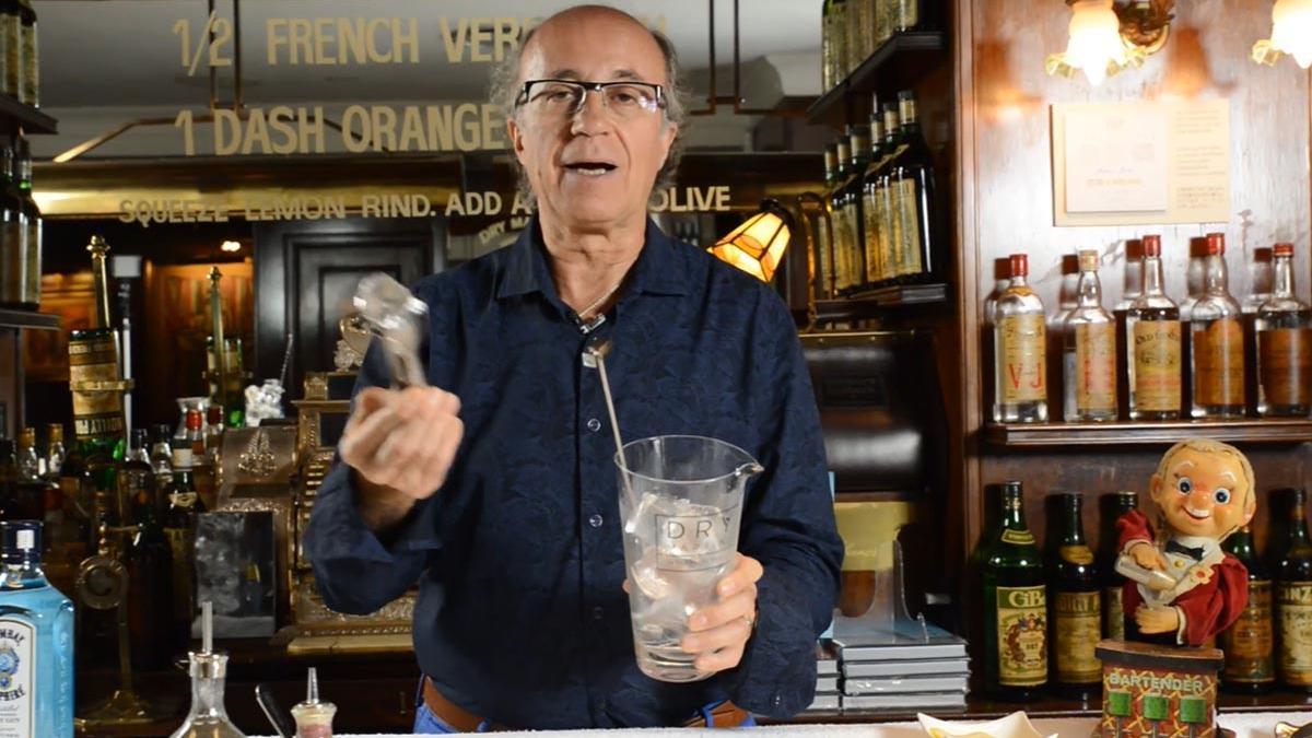 Javier de las Muelas te enseña a hacer un Dry Martini