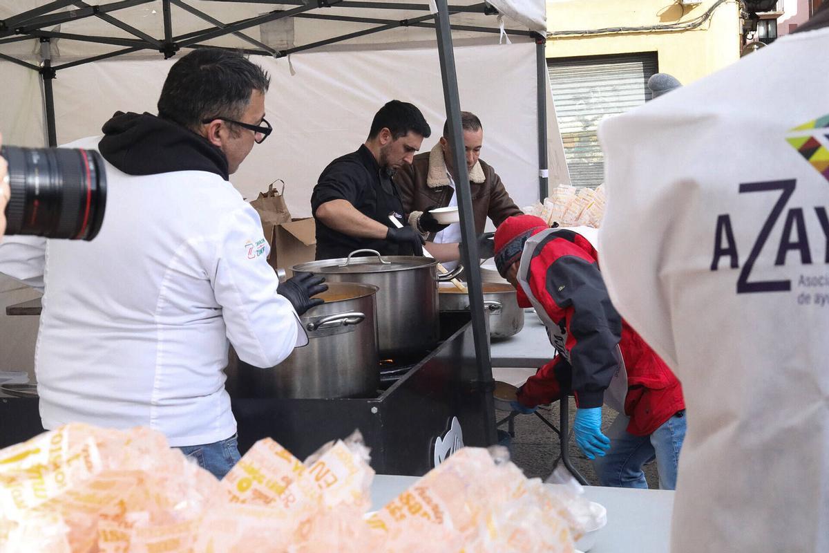 GALERÍA | Sanantonada de Azayca en la Plaza Mayor: agotados todos los platos