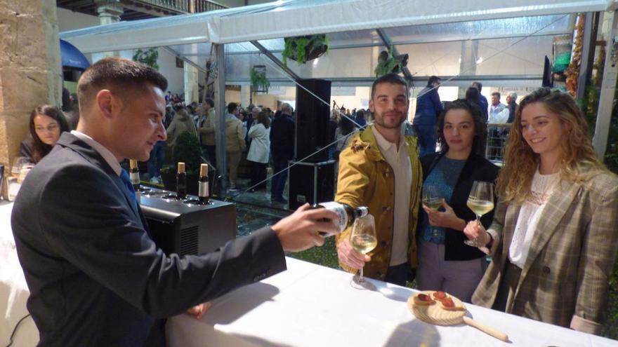 Paco Grande acepta con &quot;orgullo&quot; ser embajador del vino de Cangas: &quot;Lo llevaré a todas partes&quot;