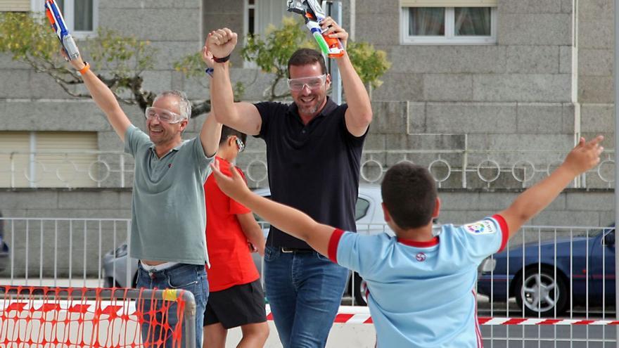 Constenla y López, en un campeonato de Nerf celebrado con jóvenes de A Estrada.  |   // BERNABÉ/J.C.ASOREY