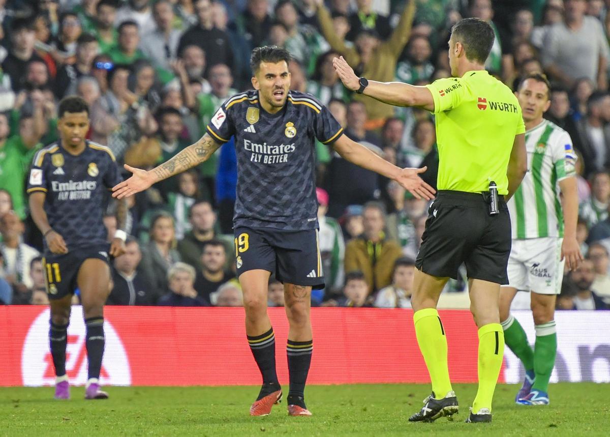 El colegiado Soto Grado amonesta a Dani Ceballos (Real Madrid), durante el partido contra el Betis.