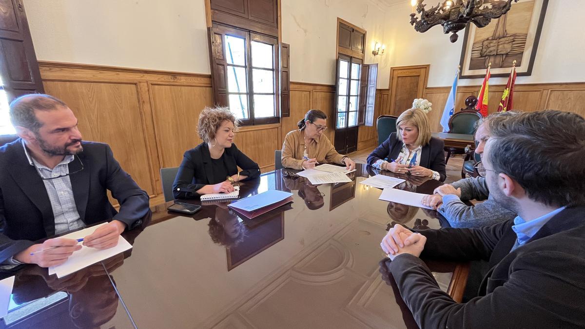 La alcaldesa de Redondela, Digna Rivas, y la subdelegada del Gobierno en Pontevedra, Maica Larriba, esta mañana durante su reunión en Redondela.