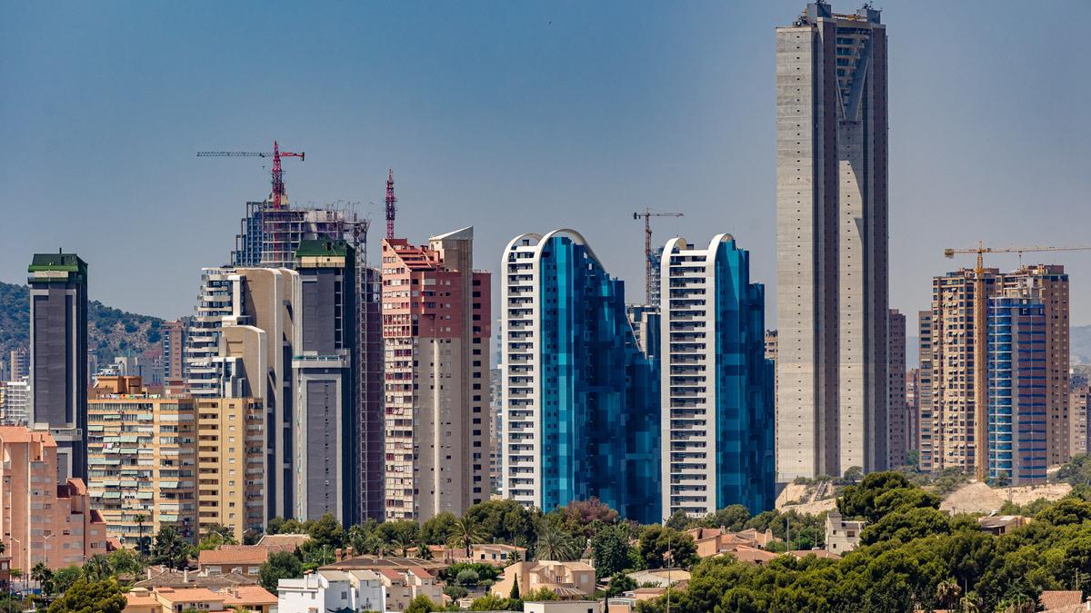 Una vista de Benidorm, con varios bloques de apartamentos en construcción.