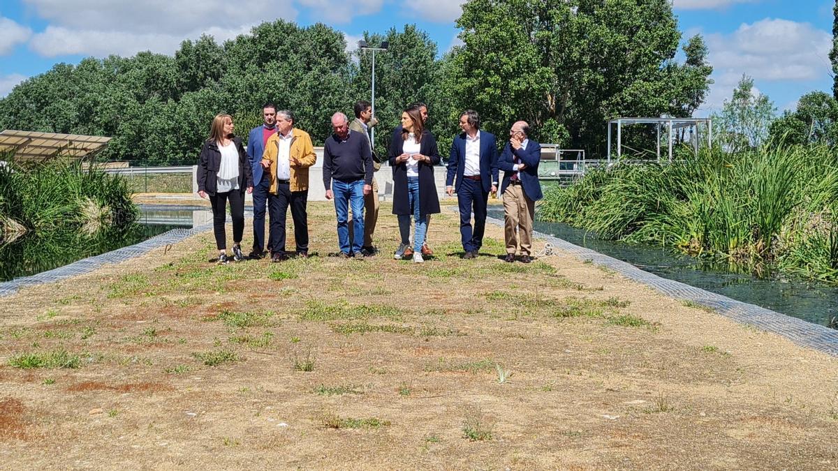 Autoridades en la depuradora de Villabuena del Puente