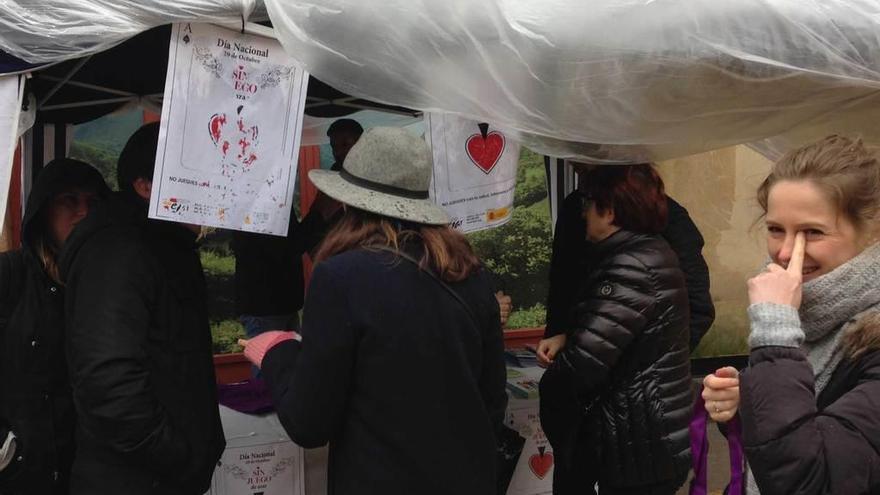 Varias personas en el punto de información de Larpa en la plaza del Ayuntamiento de Oviedo.