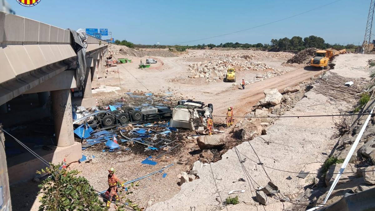 A pesar de lo aparatoso del accidente, el camionero, por fortuna, no ha sufrido lesiones graves.