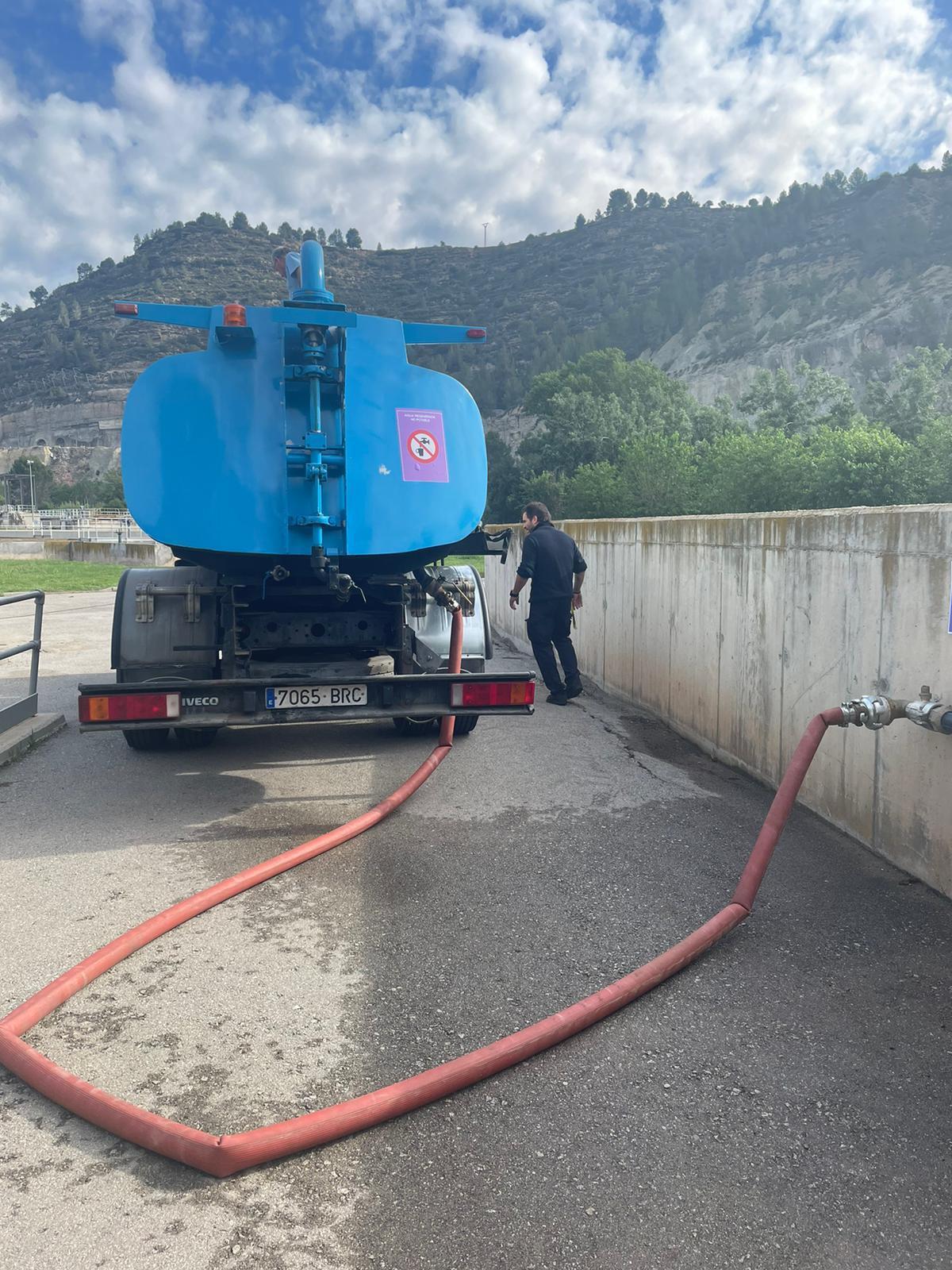 Camió cisterna carregant aigua de la depuradora de Manresa per a la neteja de Sant Fruitós