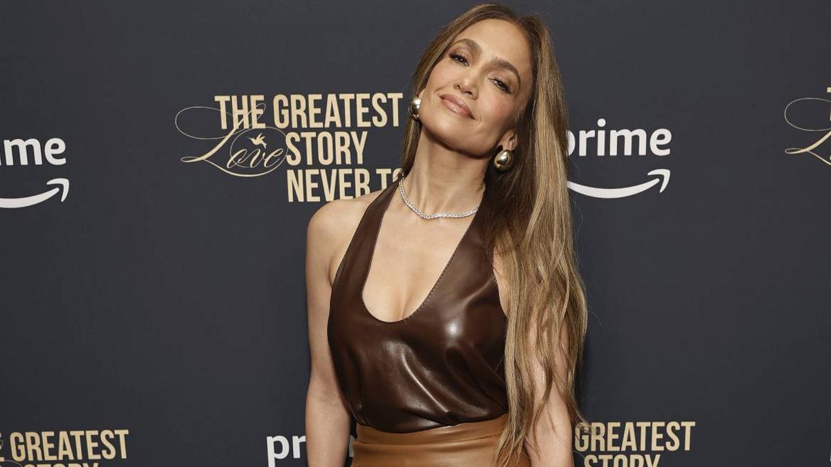 Si vas a vestir de marrón de pies a cabeza, hazlo como Jennifer Lopez