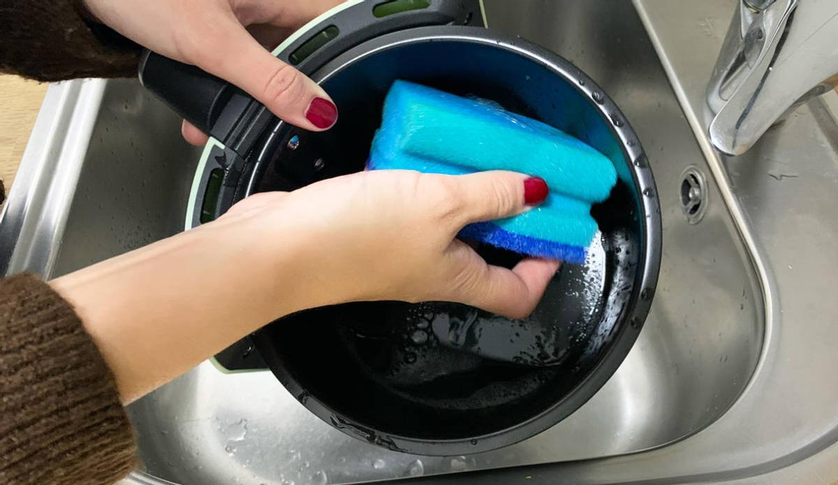 La limpieza regular no solo mejora la vida útil del electrodoméstico, sino que también contribuye a una experiencia culinaria más saludable y sabrosa.