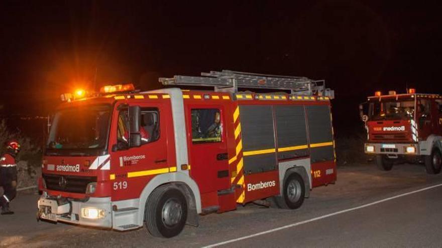 Bomberos, en una actuación en Elche.