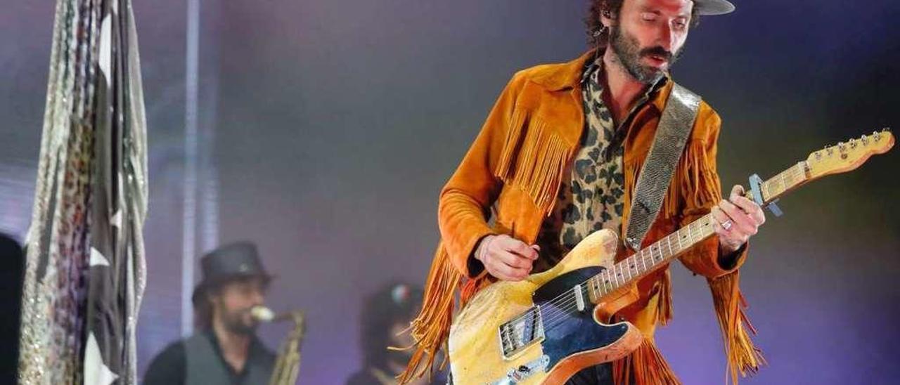 Leiva, durante su actuación acompañado de su banda anoche en el auditorio del parque de Castrelos. // Jose Loes