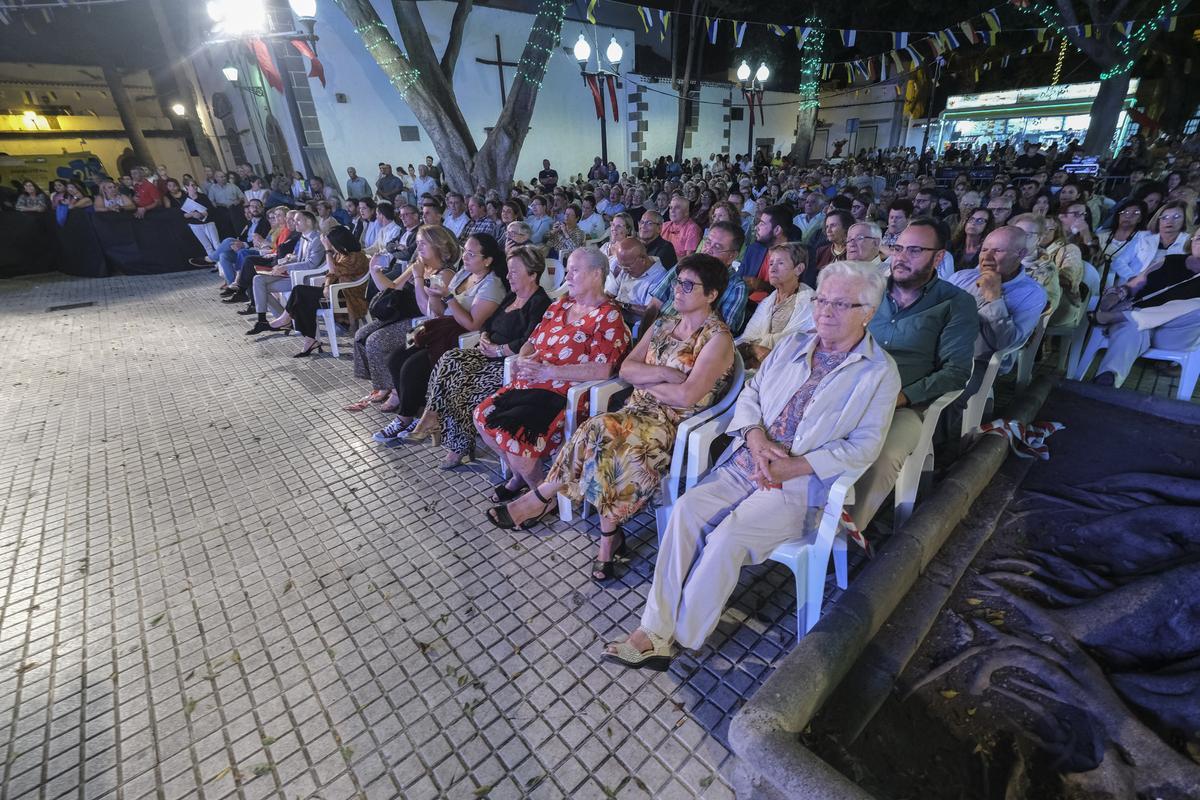 El público asistente, este sábado, al pregón que da comienzo a las Fiestas de San Lorenzo 2023
