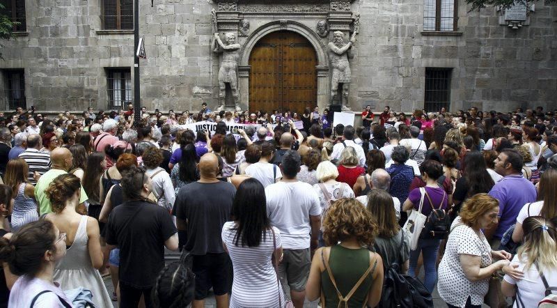 El feminismo arropa a la víctima de ‘La manada’ de Manresa en Zaragoza