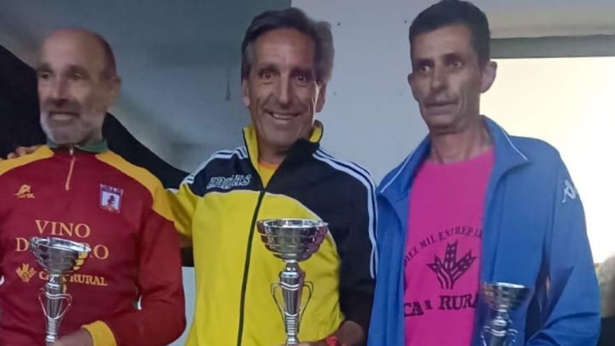 Un podio de veteranos en la Carrera Entrepalomares. | |  MESA VALORIO