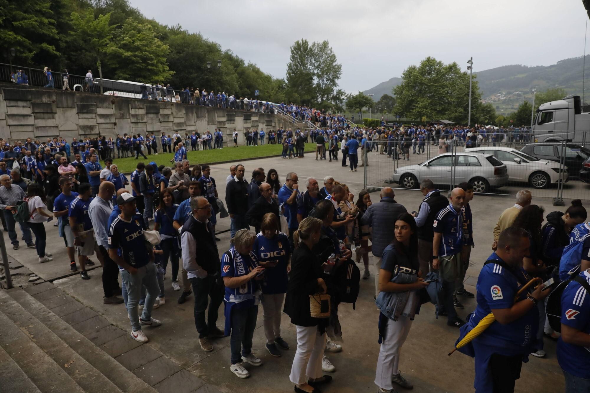 EN IMÁGENES: Ambientazo en la vuelta del play off entre Oviedo y Almería en el Carlos Tartiere