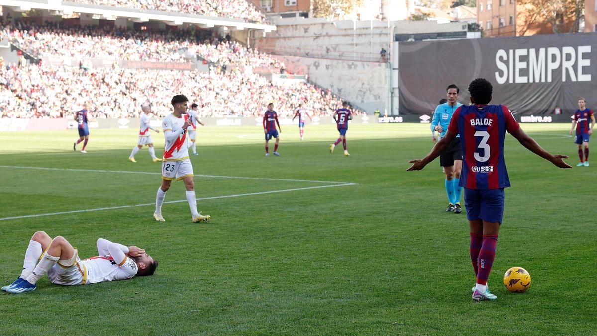 Balde se queja al árbitro de una simulación de Unai López.